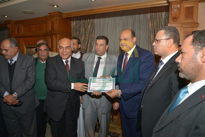 للعام الثاني علي التوالي..  جريدة الجمهورية تكرم محافظ مطروح لجهوده في تنمية المحافظة 
