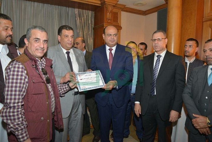 للعام الثاني علي التوالي..  جريدة الجمهورية تكرم محافظ مطروح لجهوده في تنمية المحافظة 