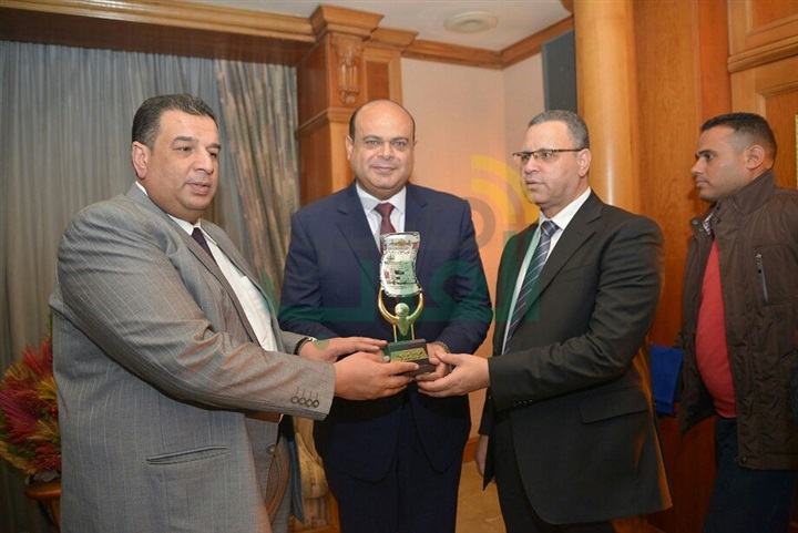 للعام الثاني علي التوالي..  جريدة الجمهورية تكرم محافظ مطروح لجهوده في تنمية المحافظة 