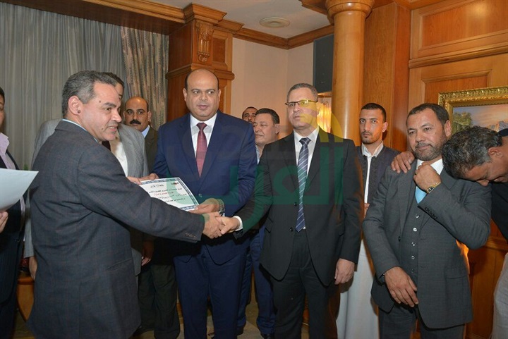 للعام الثاني علي التوالي..  جريدة الجمهورية تكرم محافظ مطروح لجهوده في تنمية المحافظة 