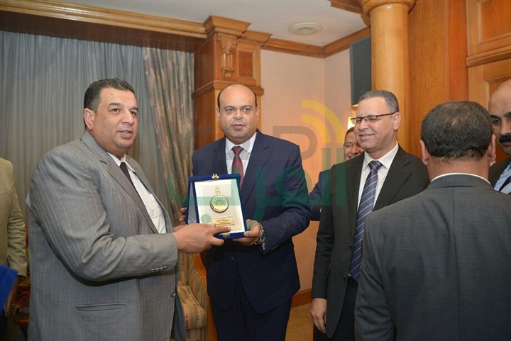 للعام الثاني علي التوالي..  جريدة الجمهورية تكرم محافظ مطروح لجهوده في تنمية المحافظة 
