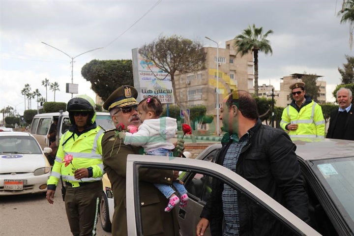 أمن كفر الشيخ يوزع الورود علي المواطنين في احتفالات الشرطة