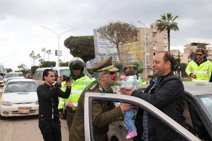 أمن كفر الشيخ يوزع الورود علي المواطنين في احتفالات الشرطة