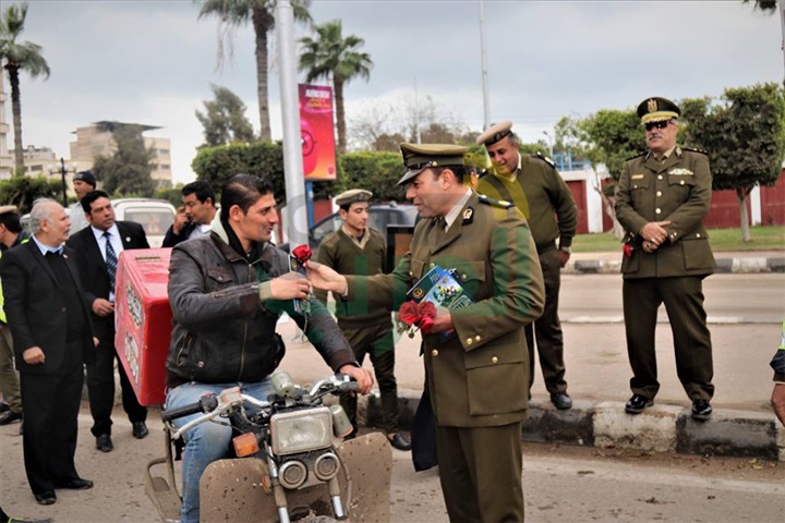 أمن كفر الشيخ يوزع الورود علي المواطنين في احتفالات الشرطة