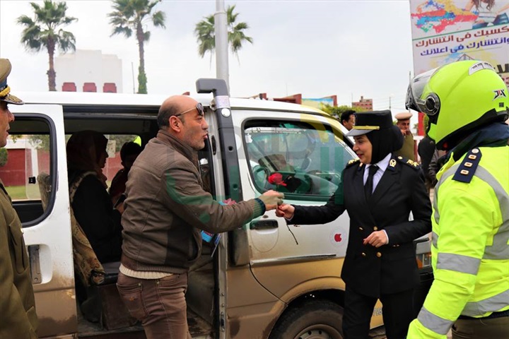 أمن كفر الشيخ يوزع الورود علي المواطنين في احتفالات الشرطة