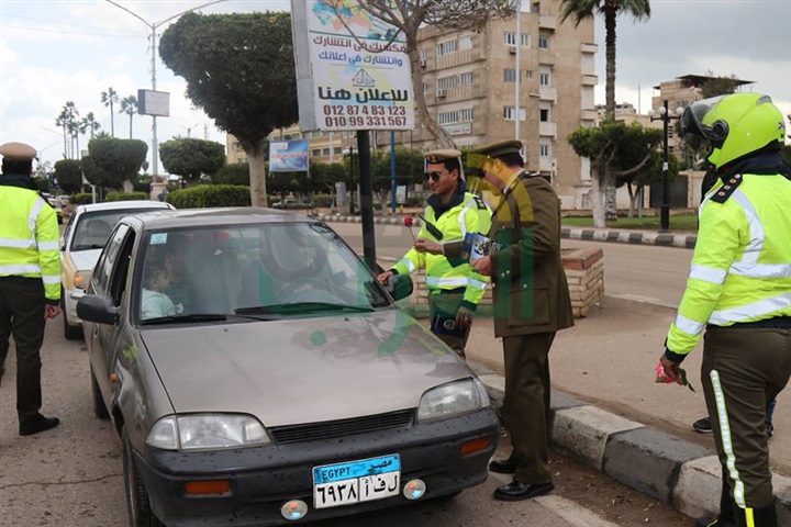 أمن كفر الشيخ يوزع الورود علي المواطنين في احتفالات الشرطة
