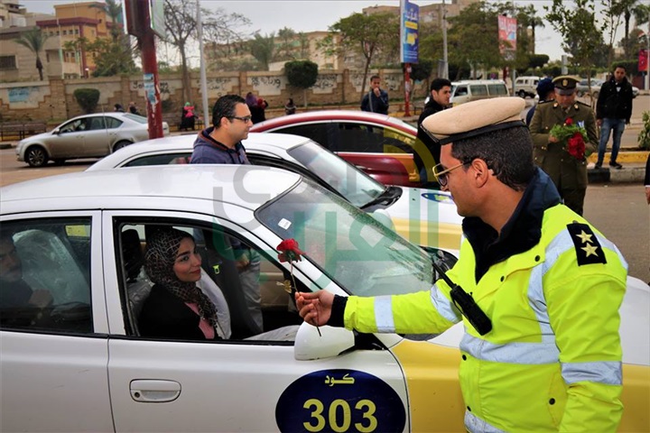 أمن كفر الشيخ يوزع الورود علي المواطنين في احتفالات الشرطة