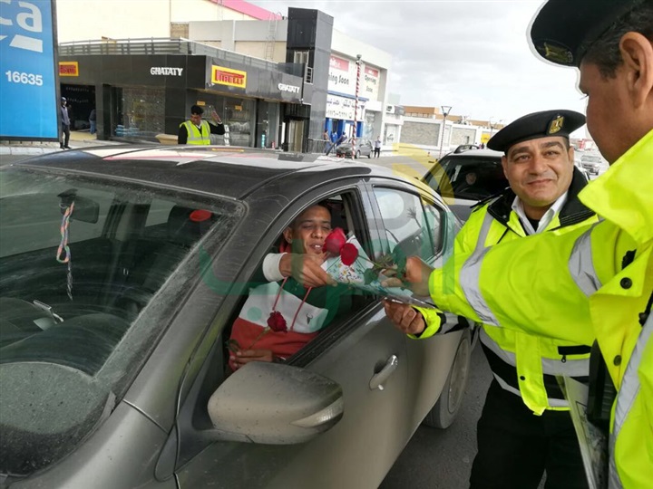 المرور توزع الورود وألعاب الأطفال على المواطنين احتفالا بعيد الشرطة