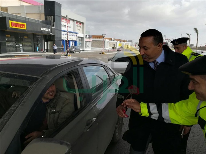 المرور توزع الورود وألعاب الأطفال على المواطنين احتفالا بعيد الشرطة