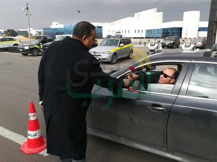 المرور توزع الورود وألعاب الأطفال على المواطنين احتفالا بعيد الشرطة
