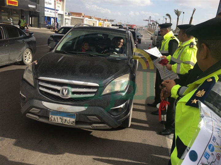 المرور توزع الورود وألعاب الأطفال على المواطنين احتفالا بعيد الشرطة