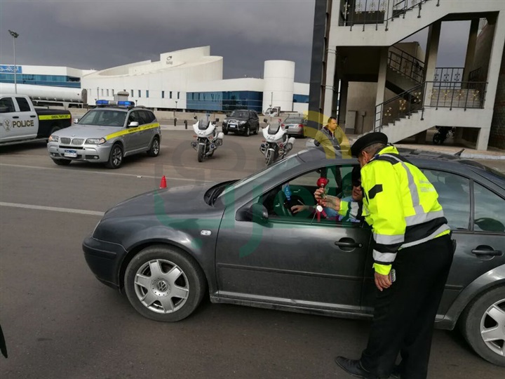 المرور توزع الورود وألعاب الأطفال على المواطنين احتفالا بعيد الشرطة