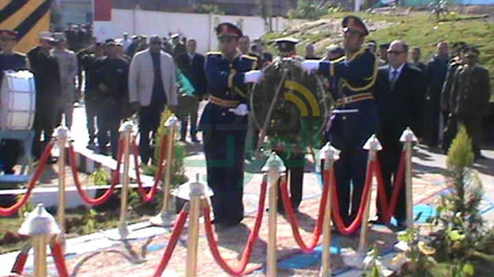 مدير أمن كفر الشيخ والسكرتير العام يضعان إكليل الزهور علي النصب التذكاري لشهداء الشرطة