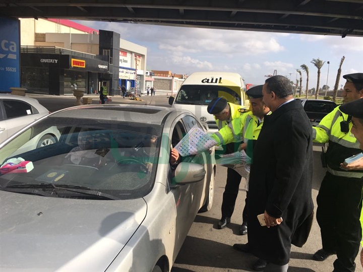 المرور توزع الورود وألعاب الأطفال على المواطنين احتفالا بعيد الشرطة