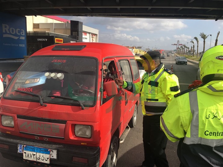 المرور توزع الورود وألعاب الأطفال على المواطنين احتفالا بعيد الشرطة