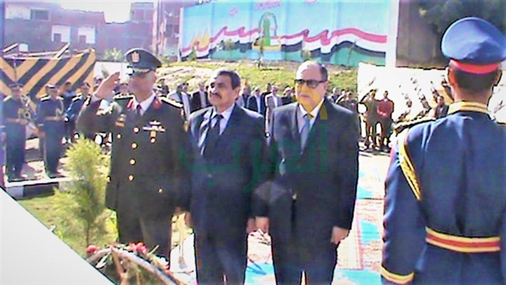مدير أمن كفر الشيخ والسكرتير العام يضعان إكليل الزهور علي النصب التذكاري لشهداء الشرطة