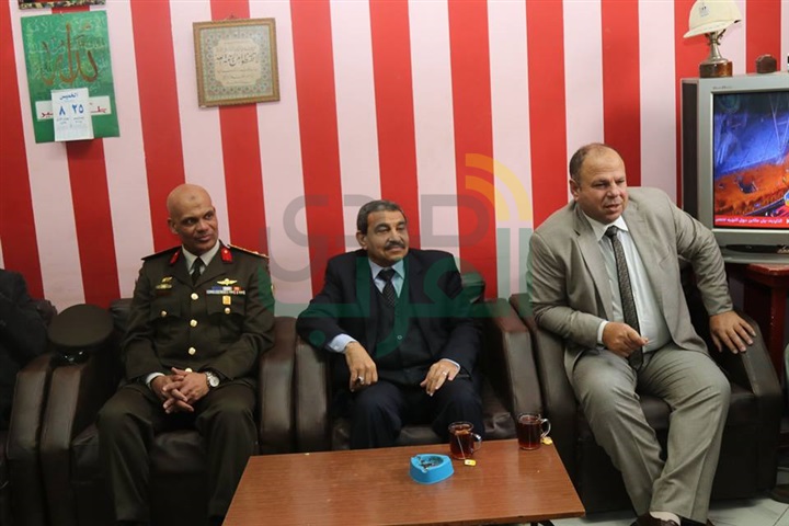 مدير أمن كفر الشيخ والسكرتير العام يضعان إكليل الزهور علي النصب التذكاري لشهداء الشرطة