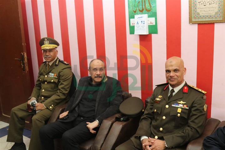 مدير أمن كفر الشيخ والسكرتير العام يضعان إكليل الزهور علي النصب التذكاري لشهداء الشرطة