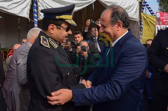 "سلطان" يضع إكليل الزهور على النصب التذكاري لشهداء الشرطة