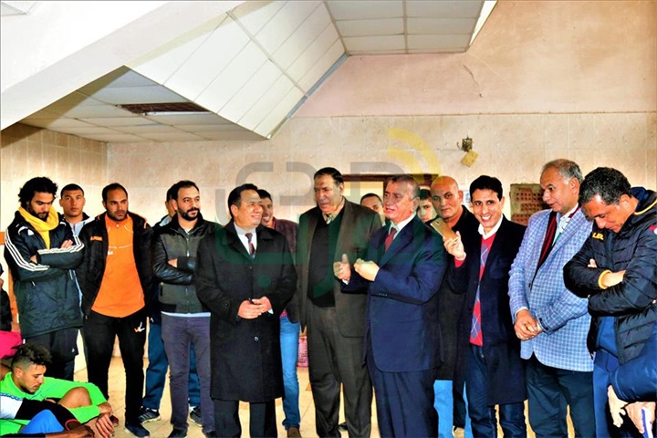 محافظ كفر الشيخ يحفز لاعبي الفريق الكروي قبل مواجهة الأوليمبي