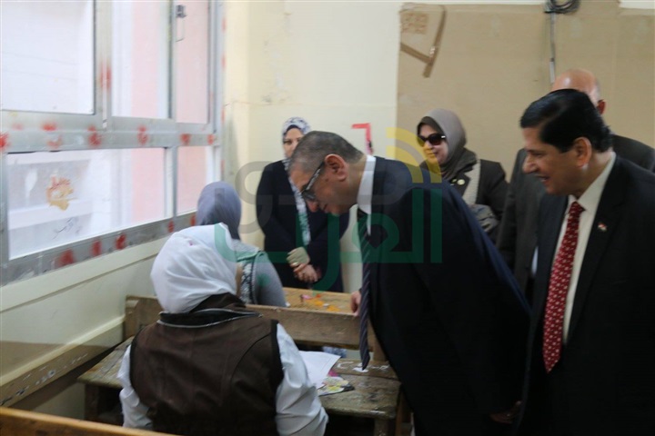 بالصور.. محافظ كفرالشيخ داخل اللجان لمتابعة امتحانات الإعدادية