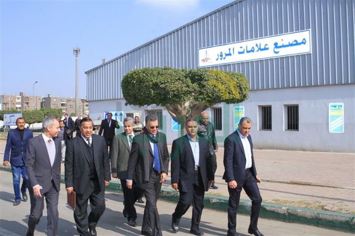 وزير النقل في جولة تفقدية لمصنع العلامات الإرشادية بالهيئة العامة للطرق والكباري وزير النقل في جولة تفقدية لمصنع العلامات الإرشادية بالهيئة العامة للطرق والكباري
