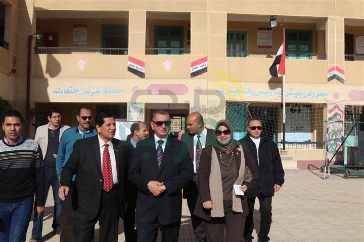 بالصور.. محافظ كفرالشيخ داخل اللجان لمتابعة امتحانات الإعدادية