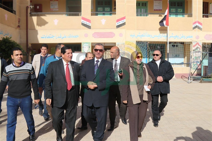 بالصور.. محافظ كفرالشيخ داخل اللجان لمتابعة امتحانات الإعدادية