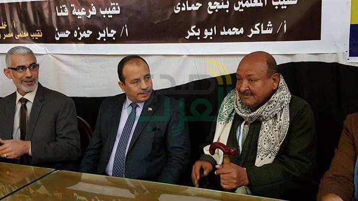 بالصور.. وكيل وزارة التعليم يتفقد فعاليات دورة "المُعلم المحترف" بنجع حمادي