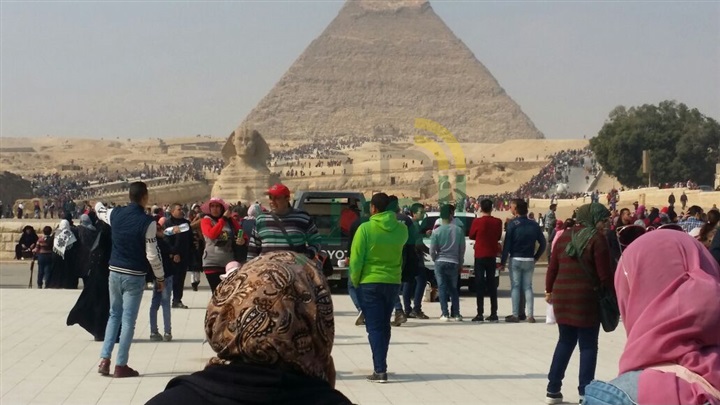 بالصور.. فى ختام إجازة نصف العام.. 30 ألف زائر فى حماية شرطة السياحة بالمنطقة الآثرية
