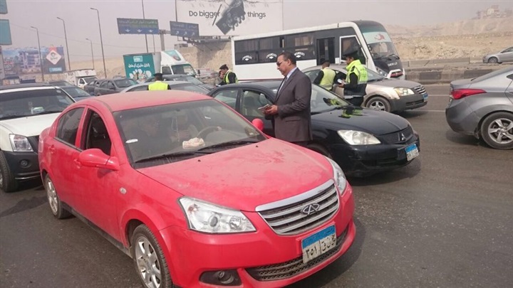 بالصور.. المرور تواصل حملات "مسافة أمان" لتوعية المواطنين من حوادث الطرق