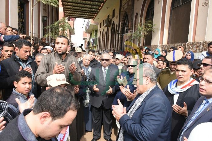 محافظ الشرقية يؤدي صلاة الجنازة على شهيد العريش بمسقط رأسه بقرية القبه بمنيا القمح
