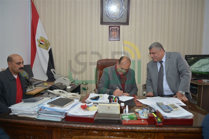 محافظ مطروح ينهي أزمة عدم صرف المقررات التموينية التي كان يعاني منها أكثر من 3 آلاف أسرة