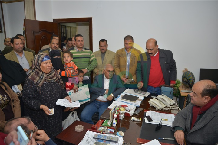 محافظ مطروح ينهي أزمة عدم صرف المقررات التموينية التي كان يعاني منها أكثر من 3 آلاف أسرة