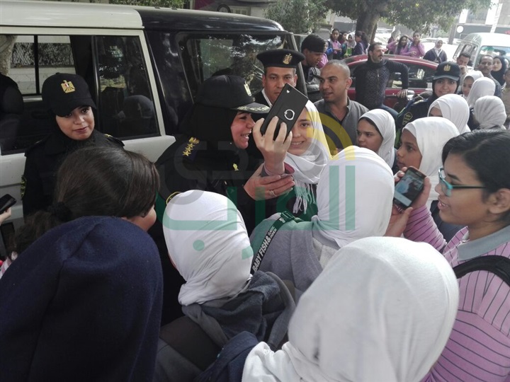 بالصور.. حملات مكثفة لمكافحة العنف ضد المرأة لردع المتحرشين أمام المدارس