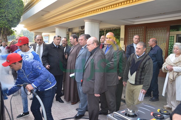 بالصور.. محافظ كفر الشيخ يشهد تجربة حية لترشيد استهلاك المياه في غسل السيارات بالبخار 