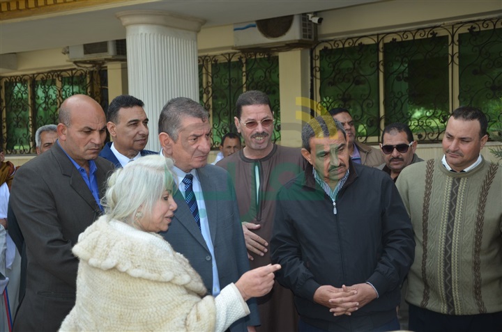 بالصور.. محافظ كفر الشيخ يشهد تجربة حية لترشيد استهلاك المياه في غسل السيارات بالبخار 