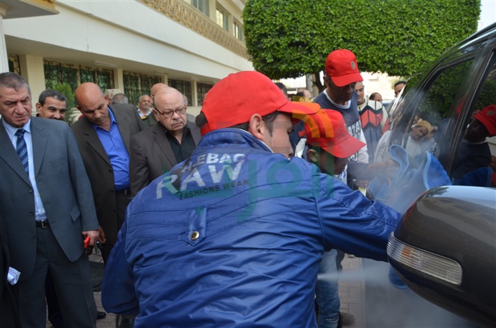 بالصور.. محافظ كفر الشيخ يشهد تجربة حية لترشيد استهلاك المياه في غسل السيارات بالبخار 