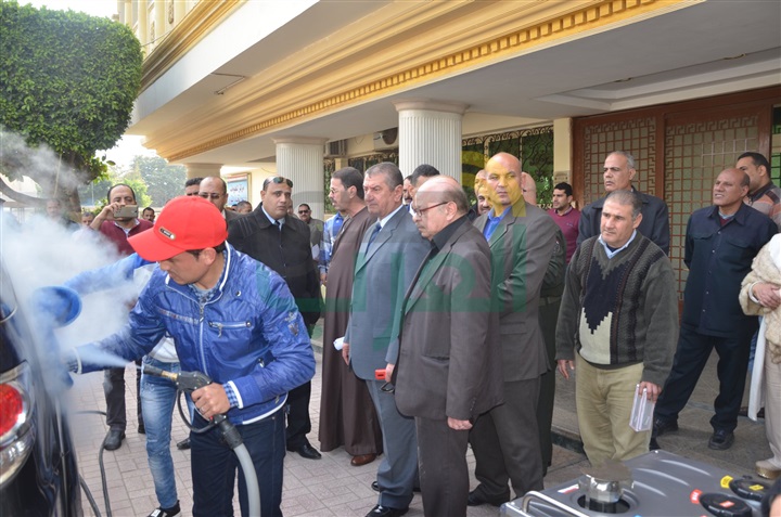 بالصور.. محافظ كفر الشيخ يشهد تجربة حية لترشيد استهلاك المياه في غسل السيارات بالبخار 