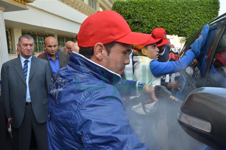 بالصور.. محافظ كفر الشيخ يشهد تجربة حية لترشيد استهلاك المياه في غسل السيارات بالبخار 