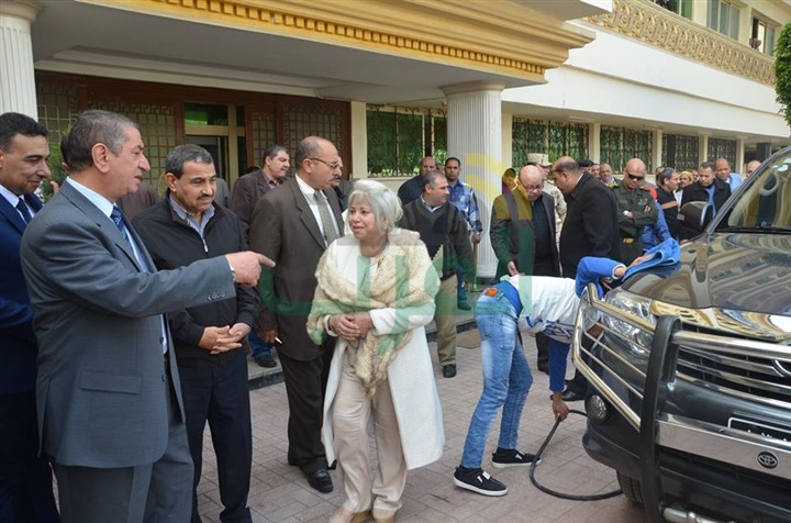 بالصور.. محافظ كفر الشيخ يشهد تجربة حية لترشيد استهلاك المياه في غسل السيارات بالبخار 