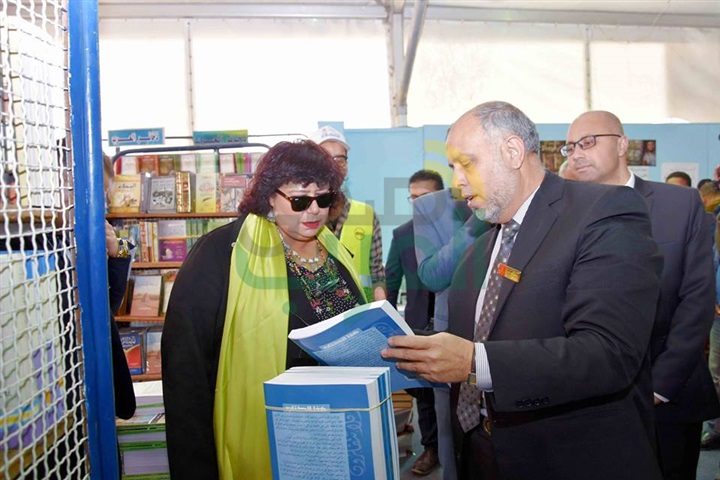 وزير الثقافة تتفقد معرض الكتاب وتشيد بالإقبال الجماهيري وزير الثقافة تتفقد معرض الكتاب وتشيد بالإقبال الجماهيري