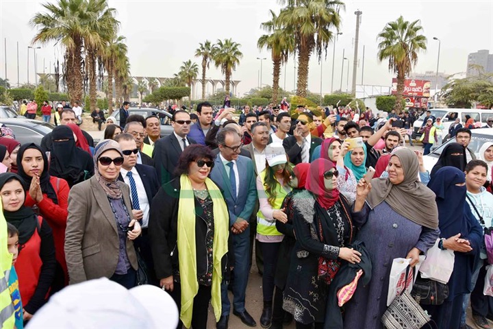 وزير الثقافة تتفقد معرض الكتاب وتشيد بالإقبال الجماهيري وزير الثقافة تتفقد معرض الكتاب وتشيد بالإقبال الجماهيري