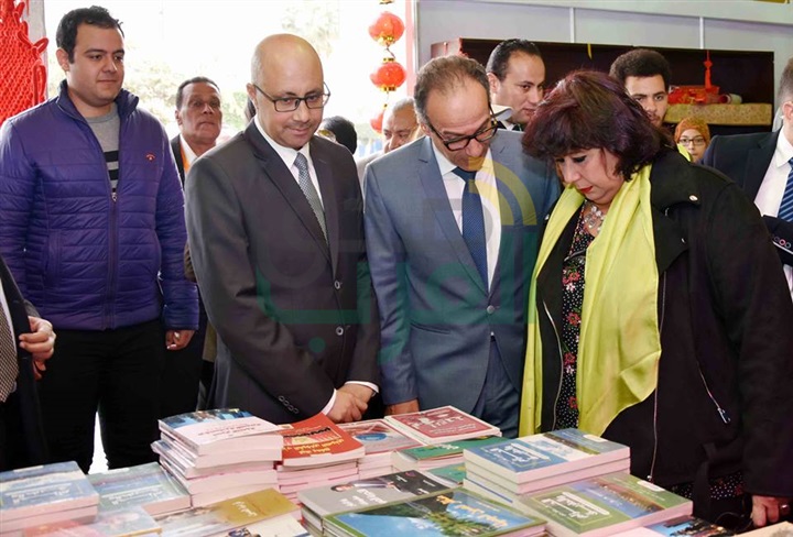 وزير الثقافة تتفقد معرض الكتاب وتشيد بالإقبال الجماهيري وزير الثقافة تتفقد معرض الكتاب وتشيد بالإقبال الجماهيري