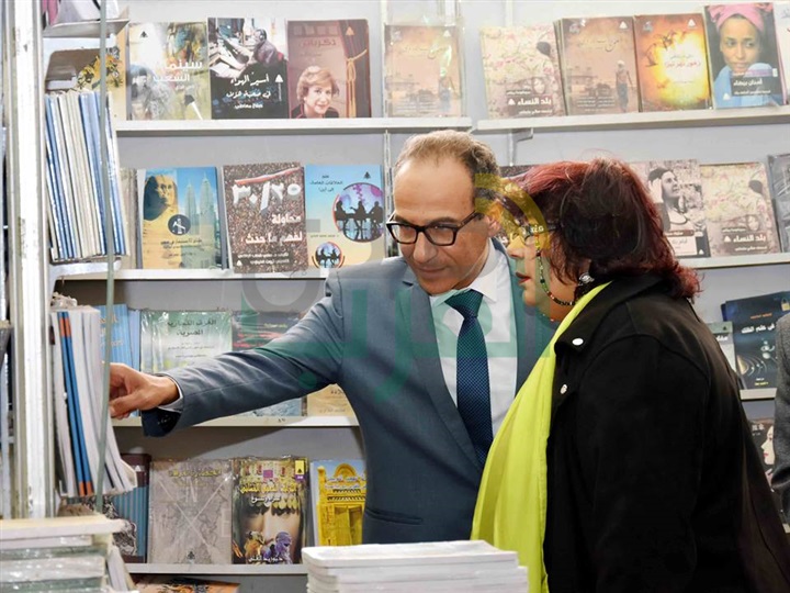وزير الثقافة تتفقد معرض الكتاب وتشيد بالإقبال الجماهيري وزير الثقافة تتفقد معرض الكتاب وتشيد بالإقبال الجماهيري