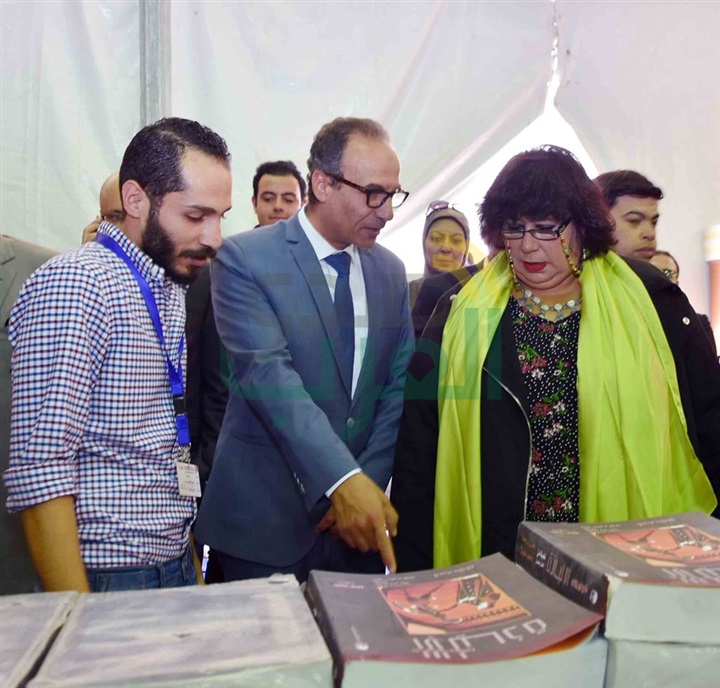 وزير الثقافة تتفقد معرض الكتاب وتشيد بالإقبال الجماهيري وزير الثقافة تتفقد معرض الكتاب وتشيد بالإقبال الجماهيري