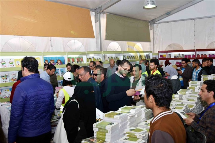 وزير الثقافة تتفقد معرض الكتاب وتشيد بالإقبال الجماهيري وزير الثقافة تتفقد معرض الكتاب وتشيد بالإقبال الجماهيري
