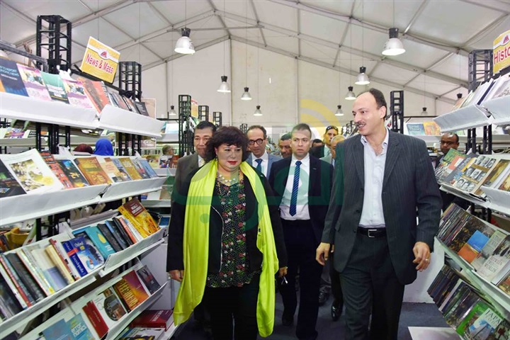 وزير الثقافة تتفقد معرض الكتاب وتشيد بالإقبال الجماهيري وزير الثقافة تتفقد معرض الكتاب وتشيد بالإقبال الجماهيري