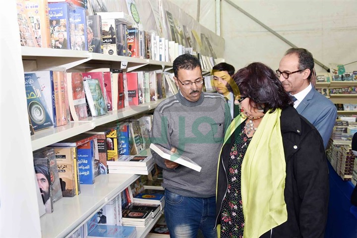 وزير الثقافة تتفقد معرض الكتاب وتشيد بالإقبال الجماهيري