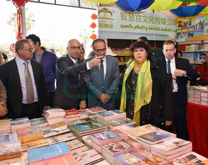 وزير الثقافة تتفقد معرض الكتاب وتشيد بالإقبال الجماهيري وزير الثقافة تتفقد معرض الكتاب وتشيد بالإقبال الجماهيري